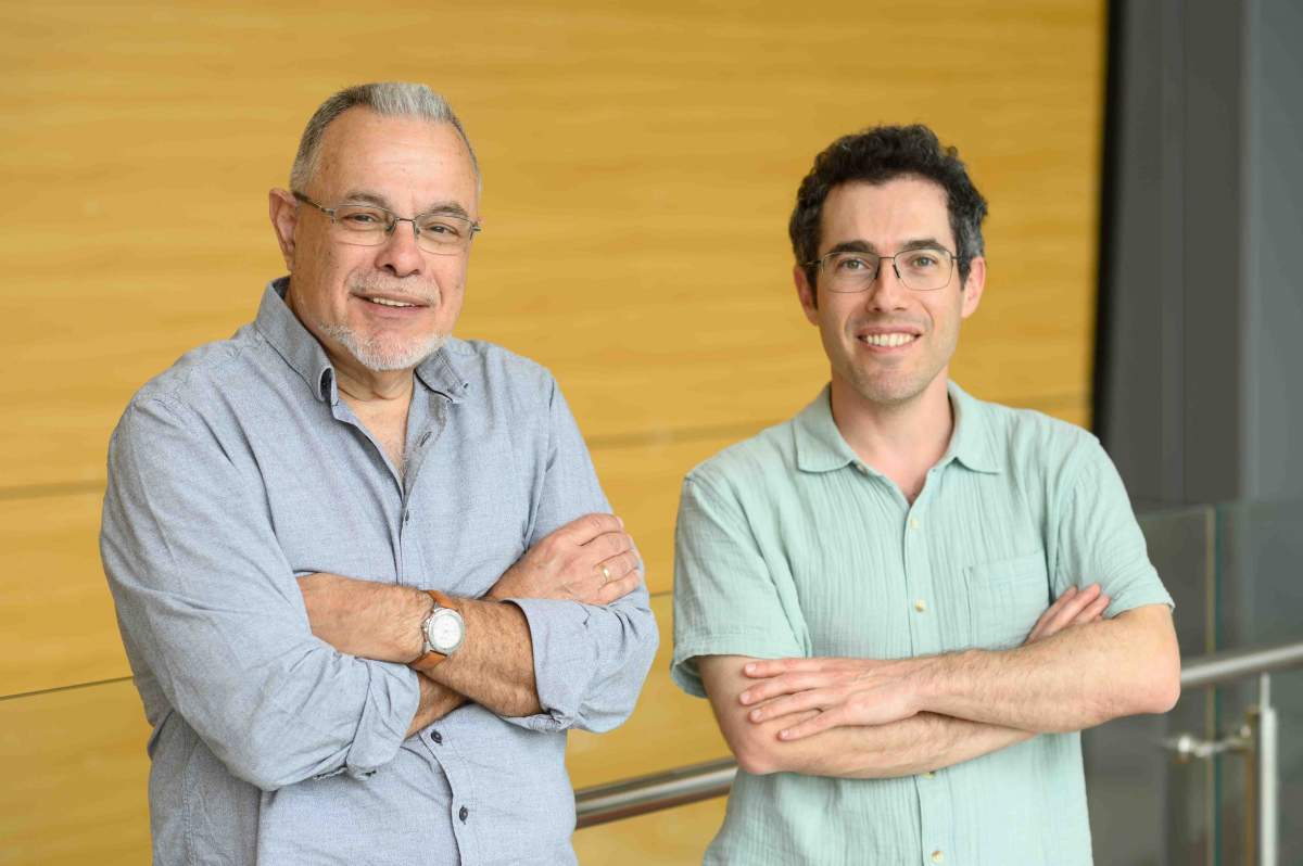(l-r) Prof. Mike Fainzilber et Dr Eitan Erez Zahavi
