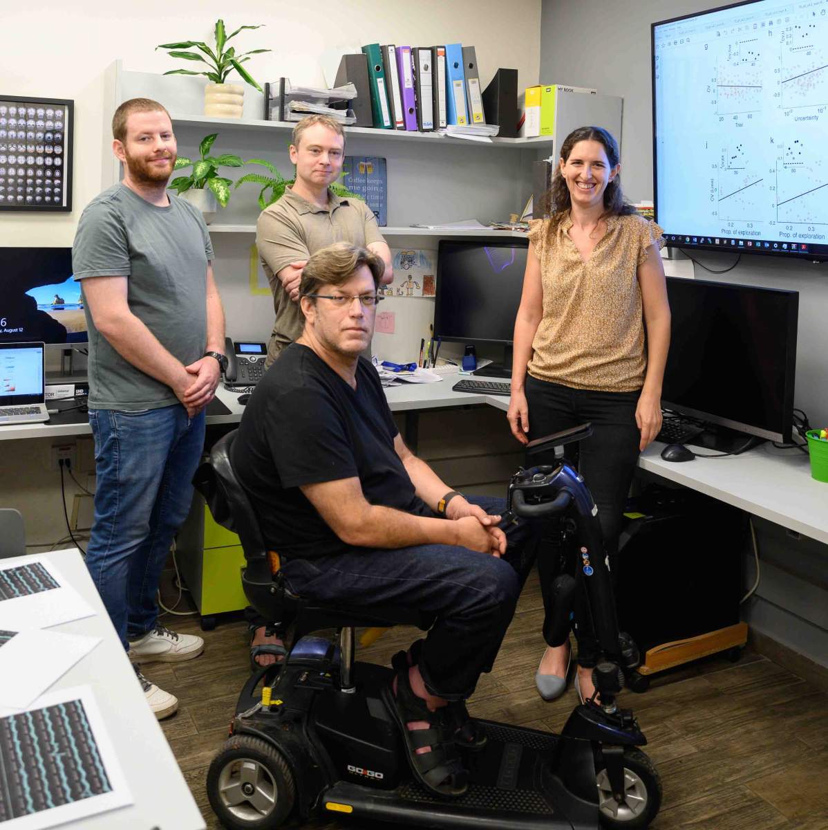 (de gauche à droite) Dean Halperin, Dr Kristoffer C. Aberg, Prof. Rony Paz et Dr Tamar Reitich-Stolero
