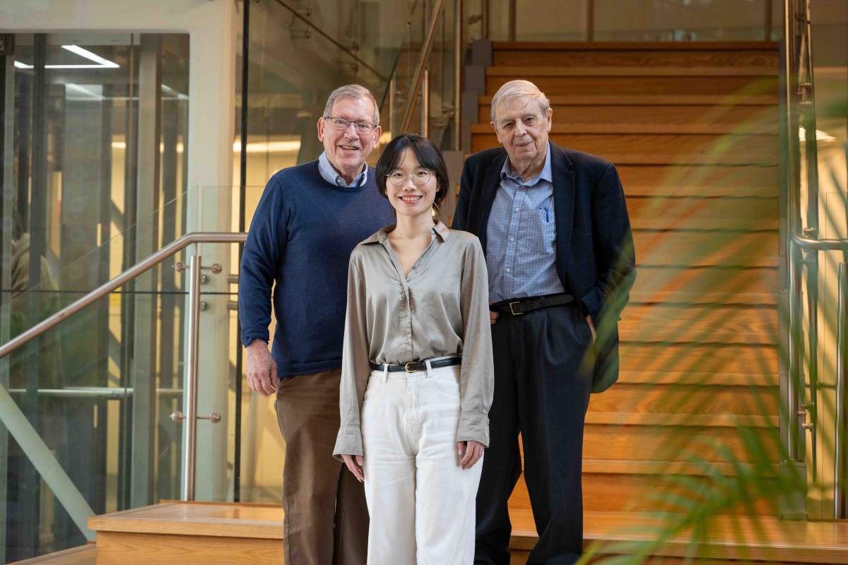(de gauche à droite) Prof. Joel Sussman, Jing Liu et Prof. Israel Silman 