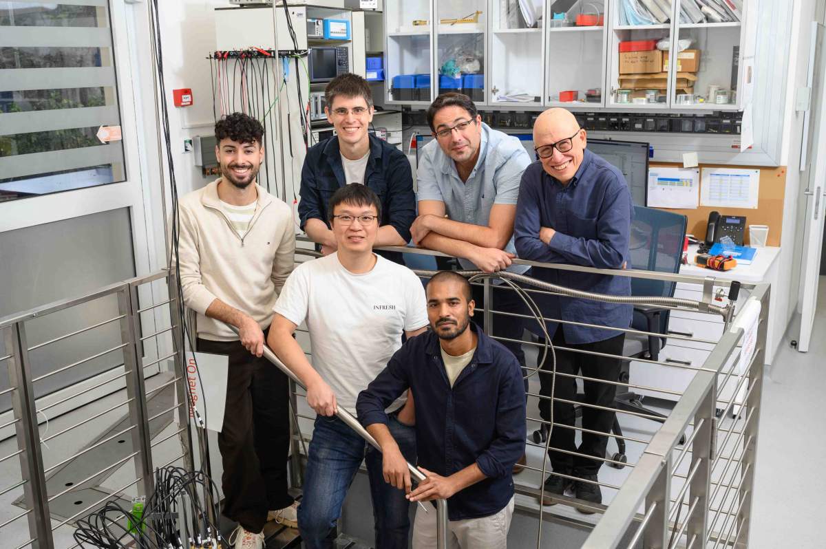 (g-d) rang arrière: Prof. David F. Mross, Dr. Yuval Ronen and Prof. Ady Stern; rang avant: Amit Shaer, Dr. Jehyun Kim and Himanshu Dev