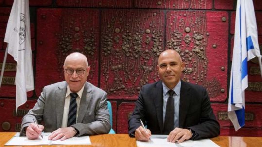 (de gauche à droite) Martin Stratmann, président de la société Max Planck, et Alon Chen, président de l'Institut Weizmann