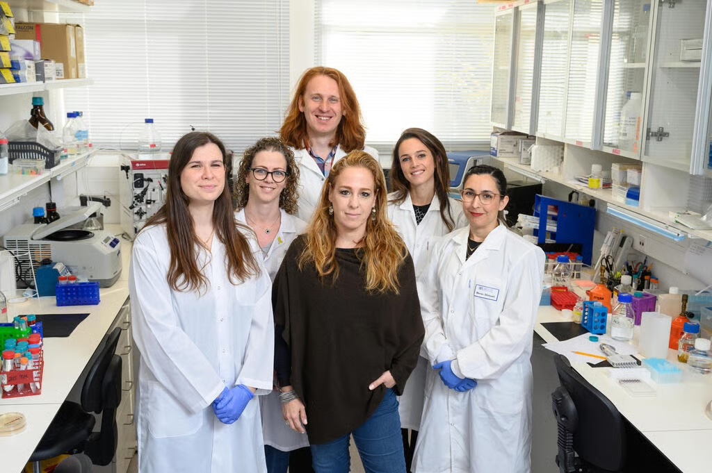 De gauche à droite : Karin Goldberg, Einav Laser, Dr. Arseniy Lobov, Dr. Paola Antonello, Dr. Merav Shmueli et Prof. Yifat Merbl