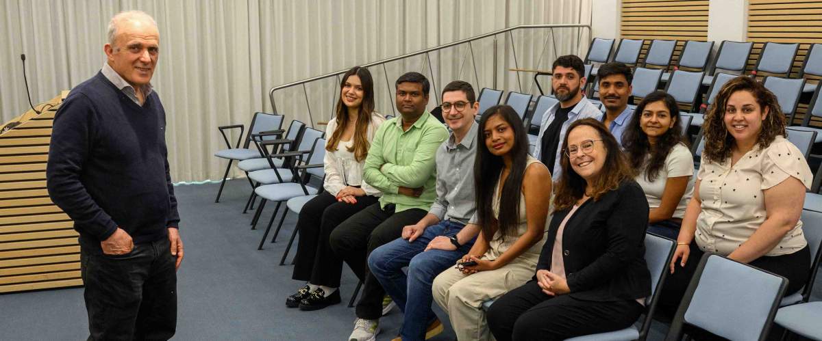 (debout) Prof. Yosef Yarden; (g-d, devant) Noa Aharoni, Dr. Suvendu Giri, Dr. Alessandro Genna, Tithi Bhandari and Dr. Dalit Barkan; (g-d, derrière) Dr. Arturo Simoni-Nieves, Nitin Gupta, Dr. Rishita Chatterjee and Dr. Maha Abedrabbo
