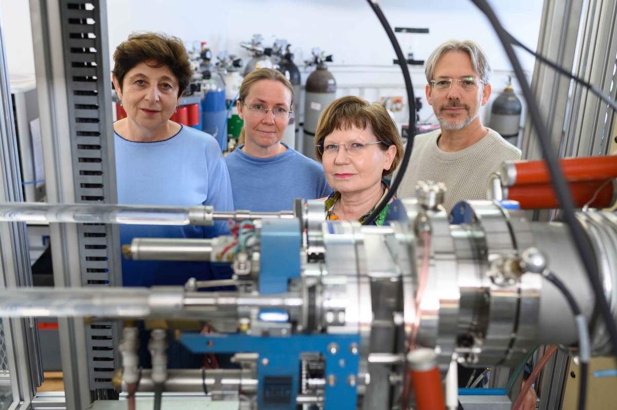 Membres de l'équipe de l'unité d'archéologie scientifique de l'Institut Weizmann des sciences (de gauche à droite) : Eugenia Mintz, Dr Johanna Regev, Prof. Elisabetta Boaretto et Dr Lior Regev.