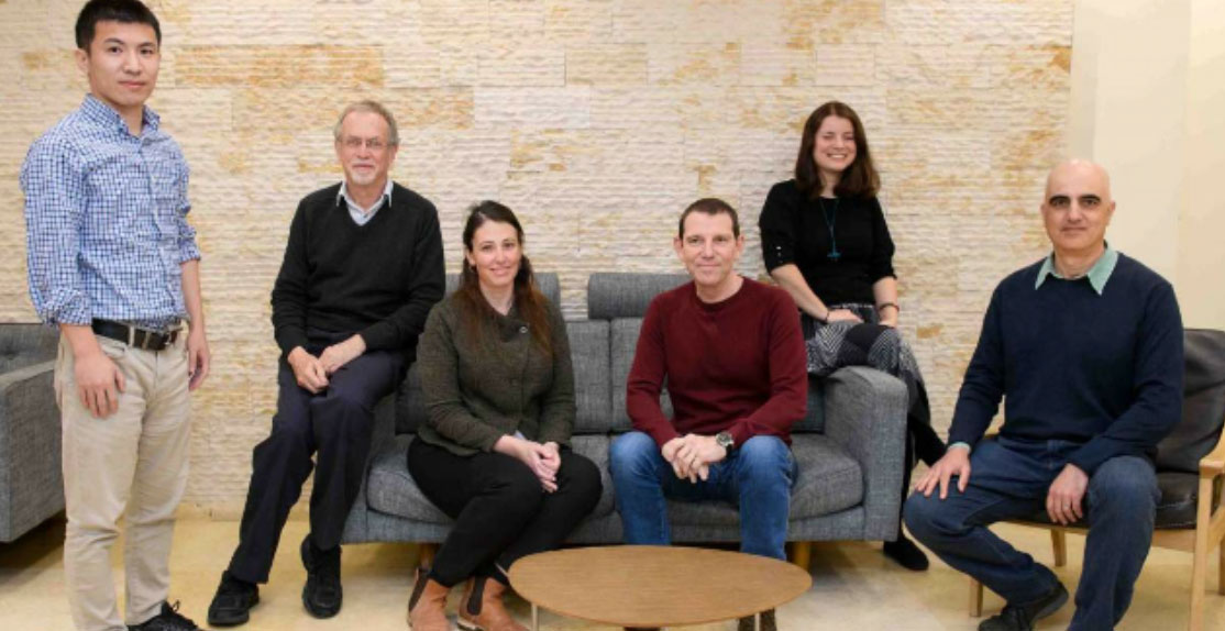 de gauche à droite) Docteur Weifeng Lin, professeur Jacob Klein, docteur Ronit Goldberg, docteur Nir Kampf, docteur Monika Kluzek et docteur Eyal Shimoni