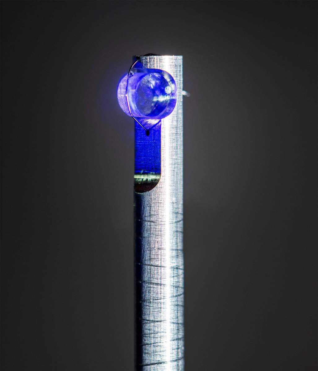 Un cristal de fluorite contenant des atomes de thorium 229, un élément radioactif. Il a été utilisé pour mesurer avec précision le spectre d'absorption des noyaux atomiques à l'Institut national de métrologie allemand (PTB). 