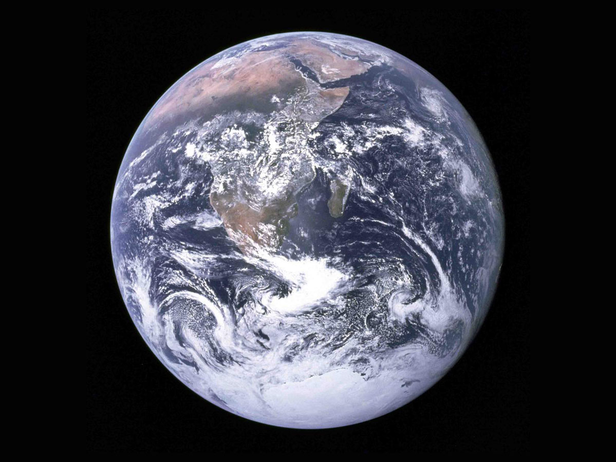 Les hémisphères sud et nord semblent aussi brillants l'un que l'autre sur cette image emblématique de la Terre