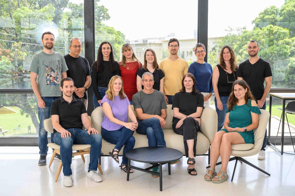 Debout (g-d): Guy Lutsker, Dr. Yotam Reisner, Saar Shoer, Rotem Shaulitch, Liron Zahavi, David Krongauz, Sarah Kohn, Maya Lotan-Pompan and Tomer Segev; Assis: Yishay Moshe Schlesinger, Dr. Smadar Shilo, Prof. Eran Segal, Dr. Lee Reicher and Anastasia Godneva
