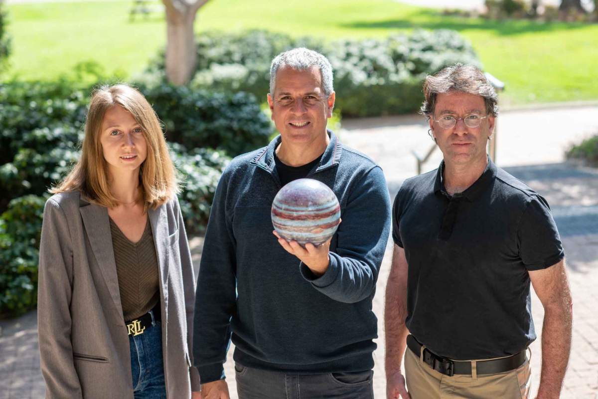 Participants de l'Institut Weizmann à la mission JUICE vers Jupiter (de gauche à droite) : Maria Smirnova, Prof. Yohai Kaspi et Dr. Eli Galanti 