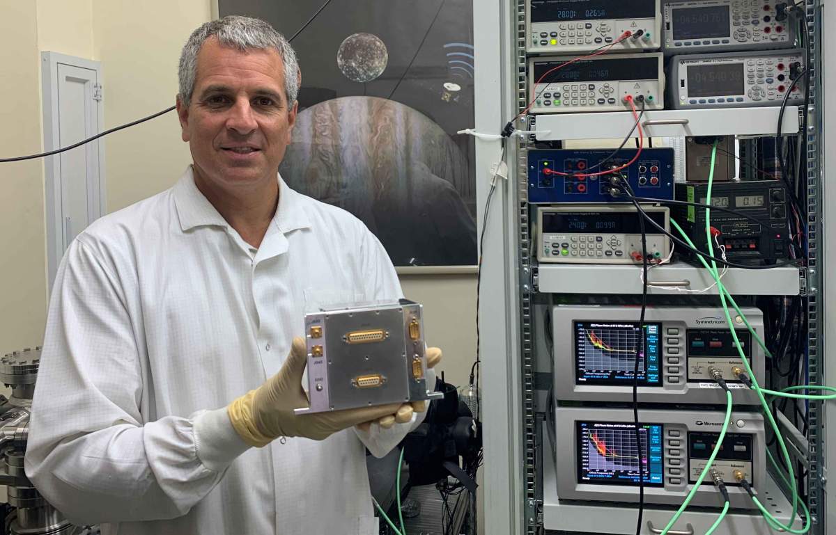 Le professeur Yohai Kaspi présente l'oscillateur ultra stable construit par AccuBeat, l'instrument de ce type le plus précis au monde (Photo : AccuBeat). 