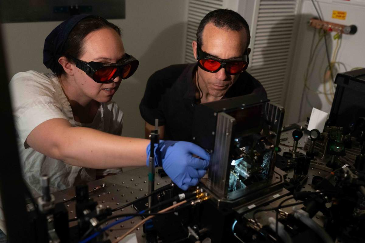 (de gauche à droite) Leora Schein-Lubomirsky et le Dr Amit Finkler dans le laboratoire. Un microscope confocal combiné à un microscope à force atomique permet d'obtenir une résolution sans précédent. 