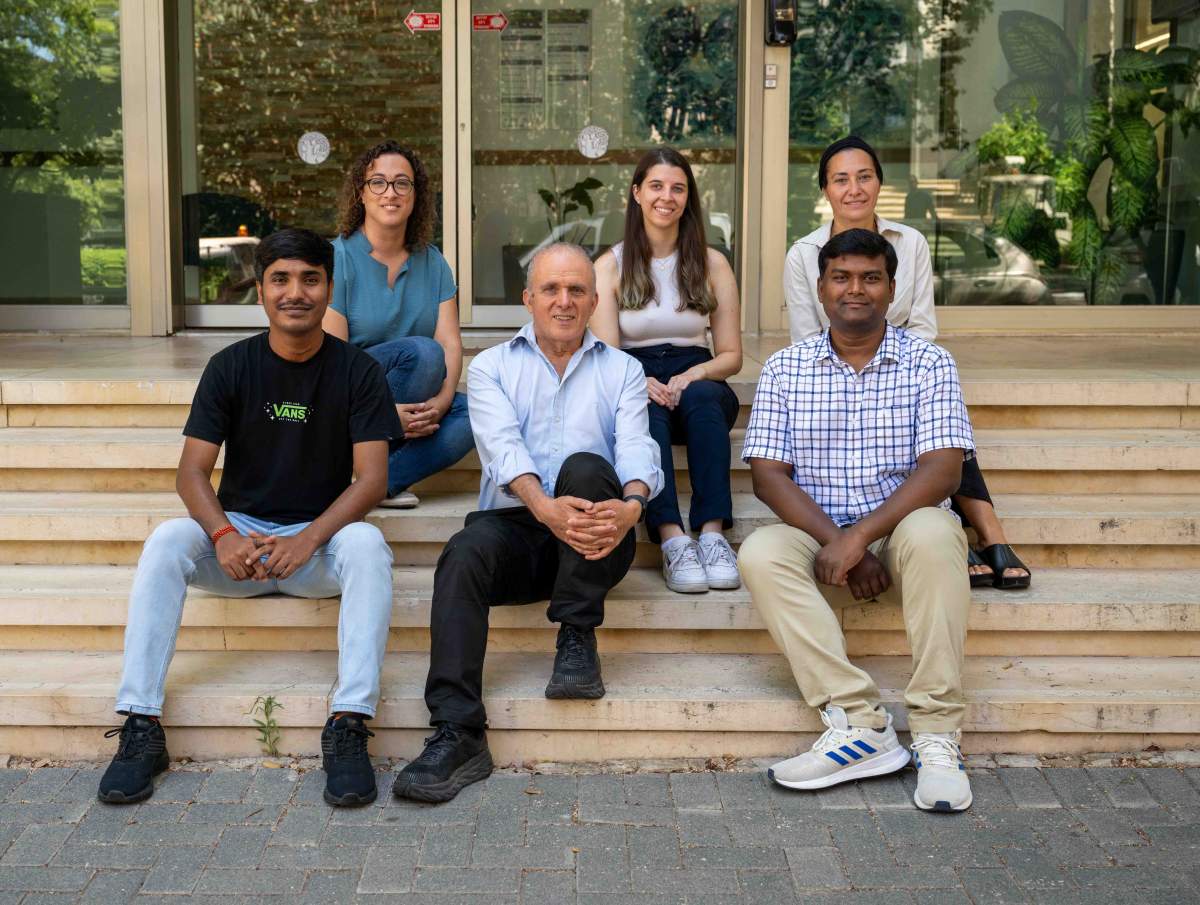 L'équipe de recherche de Weizmann. (g-d) Dr. Roni Oren, Anna Rudnitsky et Dr. Mirie Zerbib. Au premier rang (g-d) Nitin Gupta, Prof. Yosef Yarden et Dr Suvendu Giri.