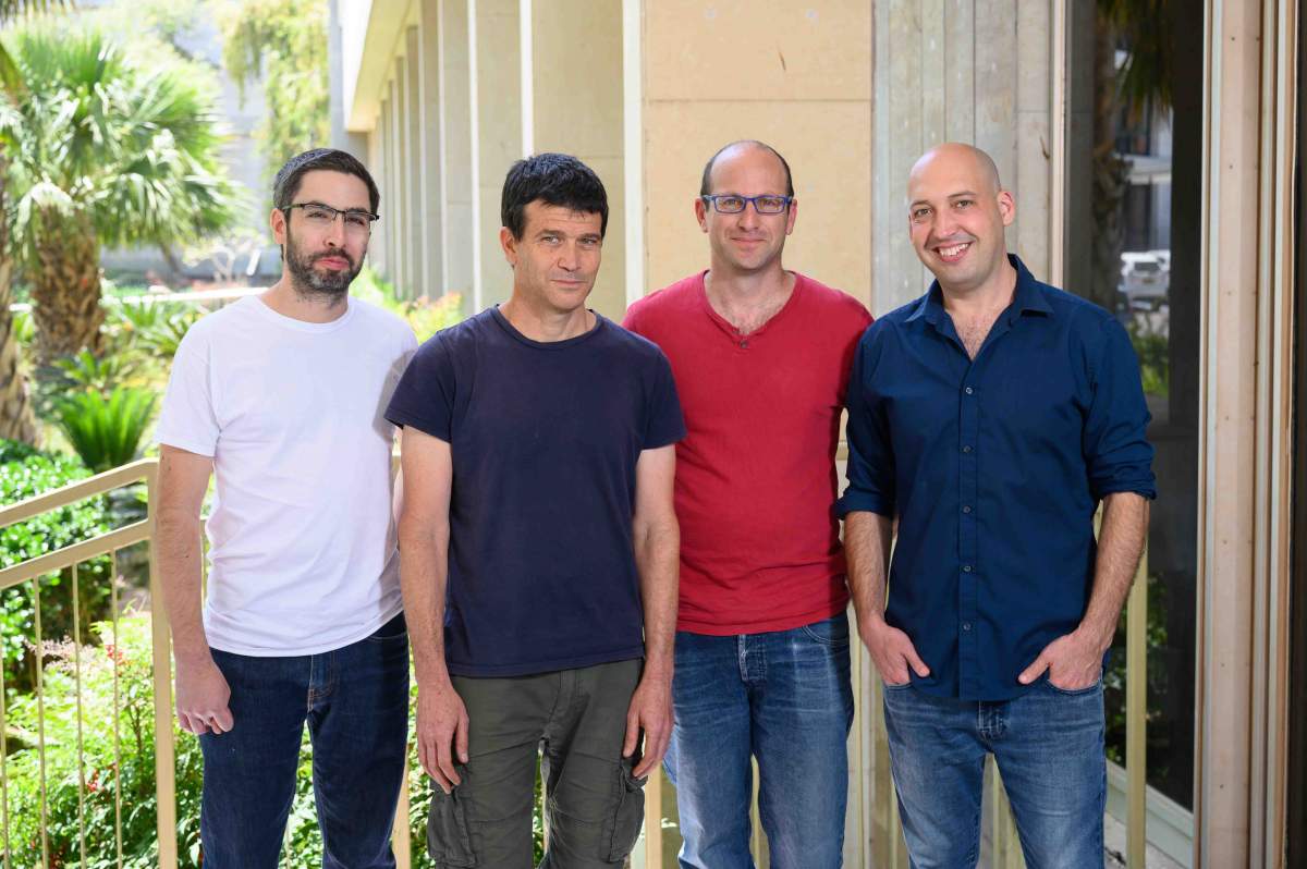 (de gauche à droite) Ofir Raz, Prof. Amos Tanay, Dr. Yoav Mayshar et Dr. Yonatan Stelzer
