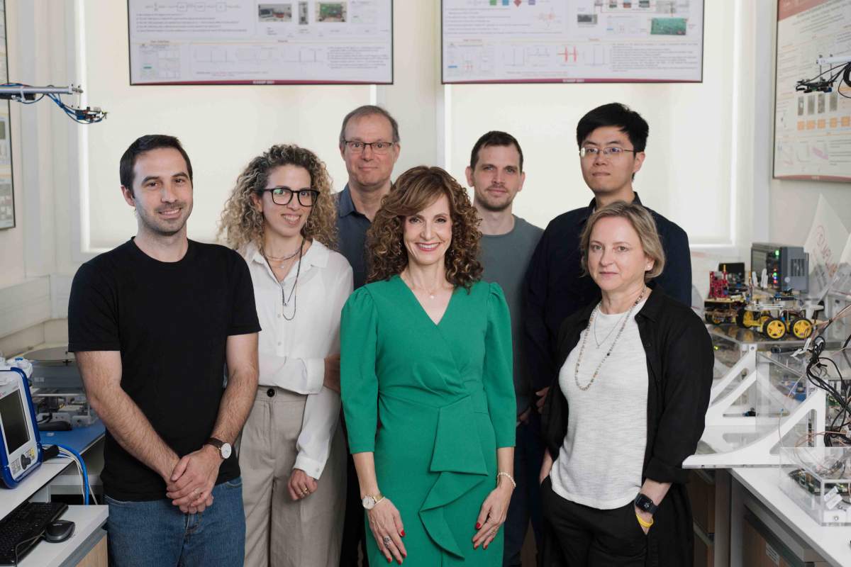 (de gauche à droite) Yonathan Eder, Dr Adi Wegerhoff, Shlomi Savariego, Prof. Yonina Eldar, Oded Cohen, Dr Rui Guo et Luda Nisnevich
