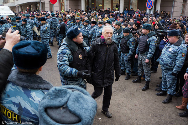 Le professeur Victor Vasilyev arrêté par la police russe lors d'une manifestation publique, février 2014. Crédit photo : Mikhail Kirosirov
