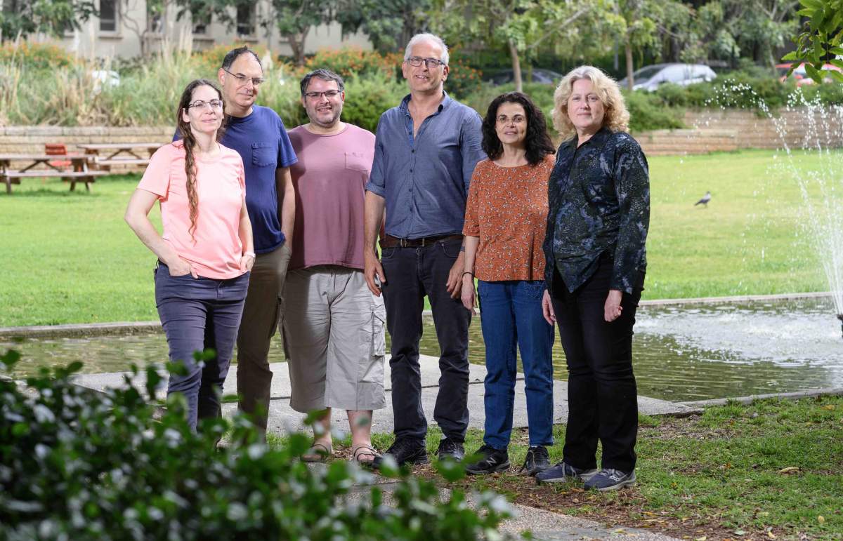 (de gauche à droite) Dr Noga Zilkha, Dr Avi Mayo, Dr Itsik Sofer, Prof. Uri Alon, Prof. Tali Kimchi et Dr Silvia Chuartzman