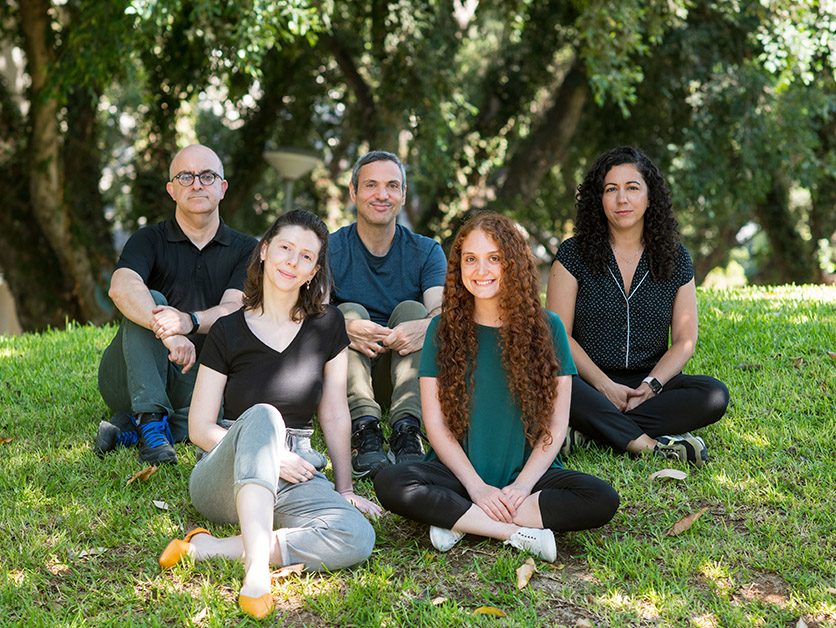 (l-r) Prof. Elad Schneidman, Vladyslava (Lada) Pechuk, Dr. Yehuda Salzberg, Gal Goldman and Dr. Meital Oren-Suissa