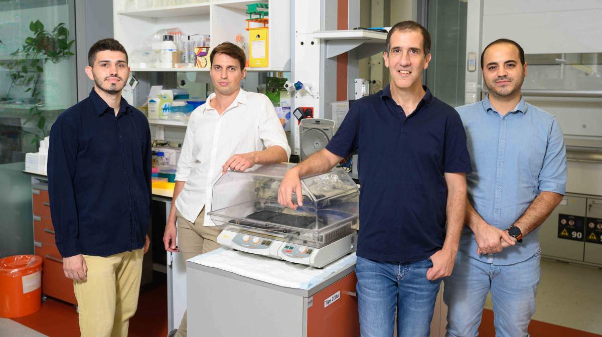 (de gauche à droite) Ariel Tennenhouse, Lev Khmelnitsky, Prof. Sarel Fleishman et Razi Khalaila 